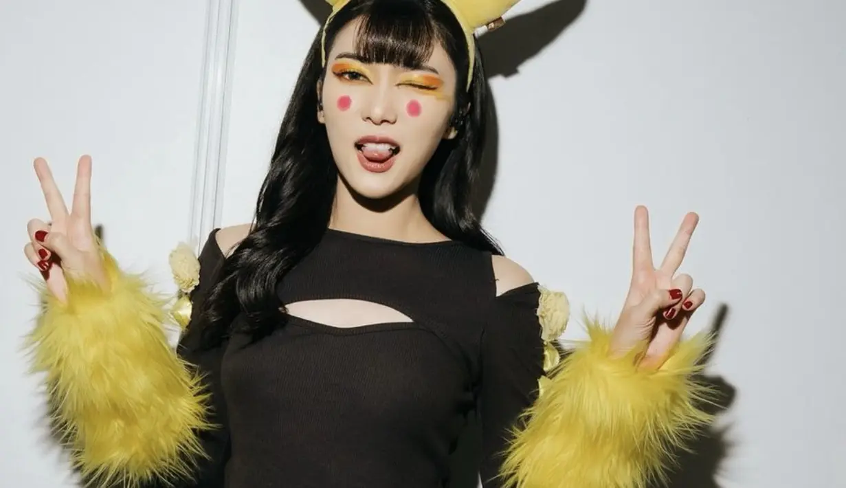 Isyana Sarasvati memiliki gaya yang begitu nyentrik. Gayanya kali ini tampak seperti Pikachum dengan bando khasnya. [Foto: Instagram/ Isyana Sarasvati ]