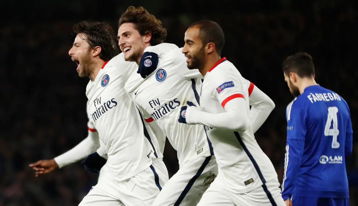 Gelandang PSG, Adrien Rabiot (kedua kiri) melakukan selebrasi bersama rekannya usai mencetak gol kegawang Chelsea pada lanjutan leg kedua liga Champions di Stamford Bridge, Inggris (10/3). PSG menang atas Chelsea dengan skor 2-1. (Reuters/John Sibley)