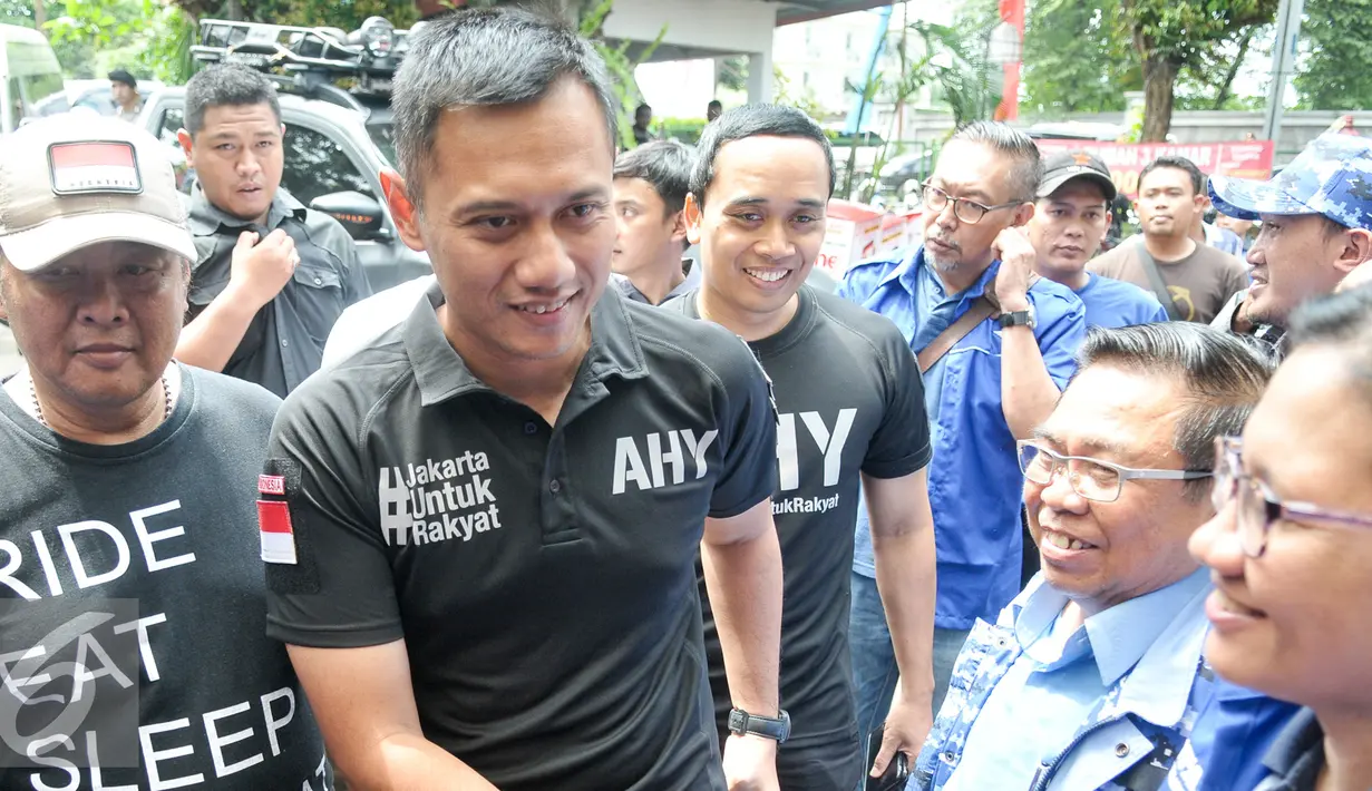 Cagub DKI Jakarta, Agus Harimurti Yudhoyono saat menghadiri deklarasi BATAS, Jakarta, Minggu (16/10). BATAS mengaku siap memenangkan Agus-Sylvi dalam Pilkada DKI 2017. (Liputan6.com/Yoppy Renato)