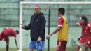 Pelatih Arema FC, Milomir Seslija, berbincang dengan Hanif Sjahbandi saat sesi latihan di Stadion Gajayana, Malang, Kamis (11/4). Latihan ini merupakan persiapan jelang laga final menghadapi Persebaya Surabaya. (Bola.com/Yoppy Renato)