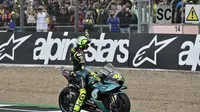 Valentino Rossi lambaikan tangan kepada fans di MotoGP Inggris (AP)