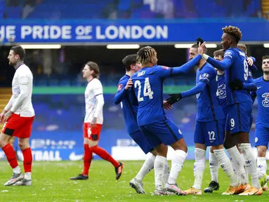 Para pemain Chelsea merayakan gol yamg dicetak oleh Tammy Abraham ke gawang Luton Town pada laga Piala FA di Stadion Stamford Bridge, Minggu (24/1/2021). Chelsea menang dengan skor 3-1. (AP/Ian Walton)