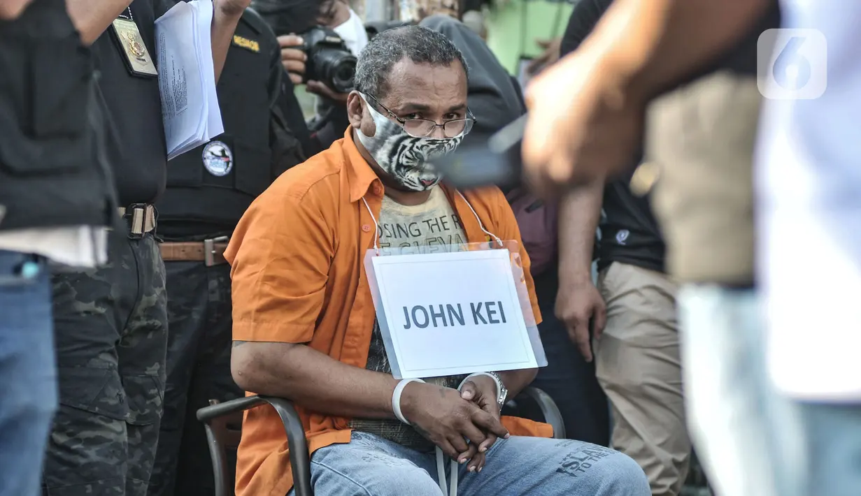 Tersangka John Kei dihadirkan saat rekonstruksi di Perumahan Tytyan Indah, Bekasi, Jawa Barat, Senin (6/7/2020). Dalam rekonstruksi tersebut John Kei dan tersangka lainnya memperagakan adegan perencanaan penyerangan terhadap kelompok Nus Kei. (merdeka.com/Iqbal S. Nugroho)