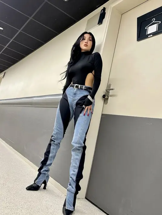 Kenakan outfit dari Mugler, Hwasa padukan cutout bodycon, skinny jeans, dan heels [@_mariahwasa]