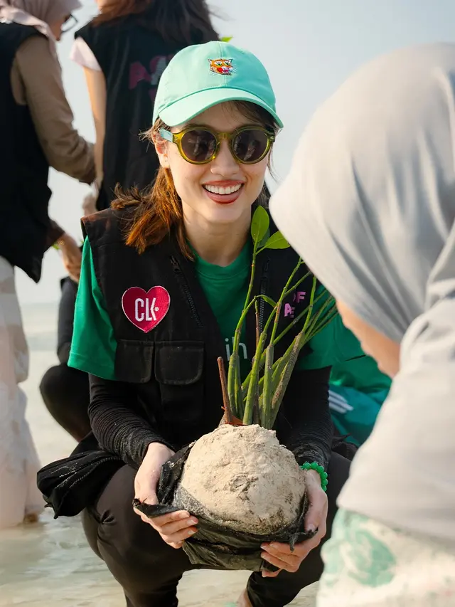 Potret Cantik Cinta Laura Menanam Mangrove di Pulau Pari, Makeup Tetap Flawless Meski Terpapar Matahari