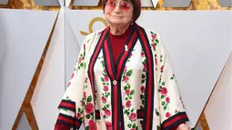 Agnes Varda (89) berpose di karpet merah Piala Oscar 2018 atau Academy Award ke-90 di Dolby Theatre, Los Angeles, Minggu (4/3). Agnes Varda mengenakan busana yang tren dan bergaya muda hingga diperbincangkan di internet. (Jordan Strauss/Invision/AP)