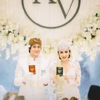 "Kalau aku mikirnya sudah 5 tahun, sudah tahu banget sifatnya Kevin, sudah nggak perlu nunggu lama lagi makanya sudah mantap. Kevin baik, tanggung jawab juga," jelas Vicy.  (Instagram/thebridestory)