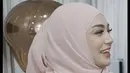 "Eh, dianya (Celine) alhamdulillah pakai jilbab ya Allah. Ini selamanya atau nggak?," tanya Maia seperti dilansir dari kanal Youtube Maia Al El Dul TV. [Instagram/maiaestiantyreal]