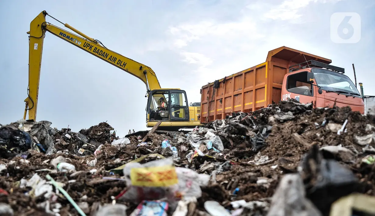 Pekerja Suku Dinas Lingkungan Hidup Kepulauan Seribu menggunakan alat berat saat membersihkan sampah di kawasan Kali Baru, Cilincing, Jakarta Utara, Rabu (23/2/2022). Lautan sampah mengepung permukiman padat penduduk di RW 04 dan 15 Kelurahan Kali Baru. (merdeka.com/Iqbal S. Nugroho)