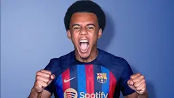 Jules Kounde. Bek tengah Sevilla asal Prancis berusia 23 tahun ini awalnya hampir bergabung dengan Chelsea setelah terjadi kesepakatan nilai transfer antara kedua klub. Namun ternyata sang pemain lebih memilih Barcelona dibanding Chelsea. Ia pun akhirnya digaet Barcelona dengan nilai transfer sebesar 50 juta euro atau setara Rp761 miliar. (twitter.com/barcauniversal)