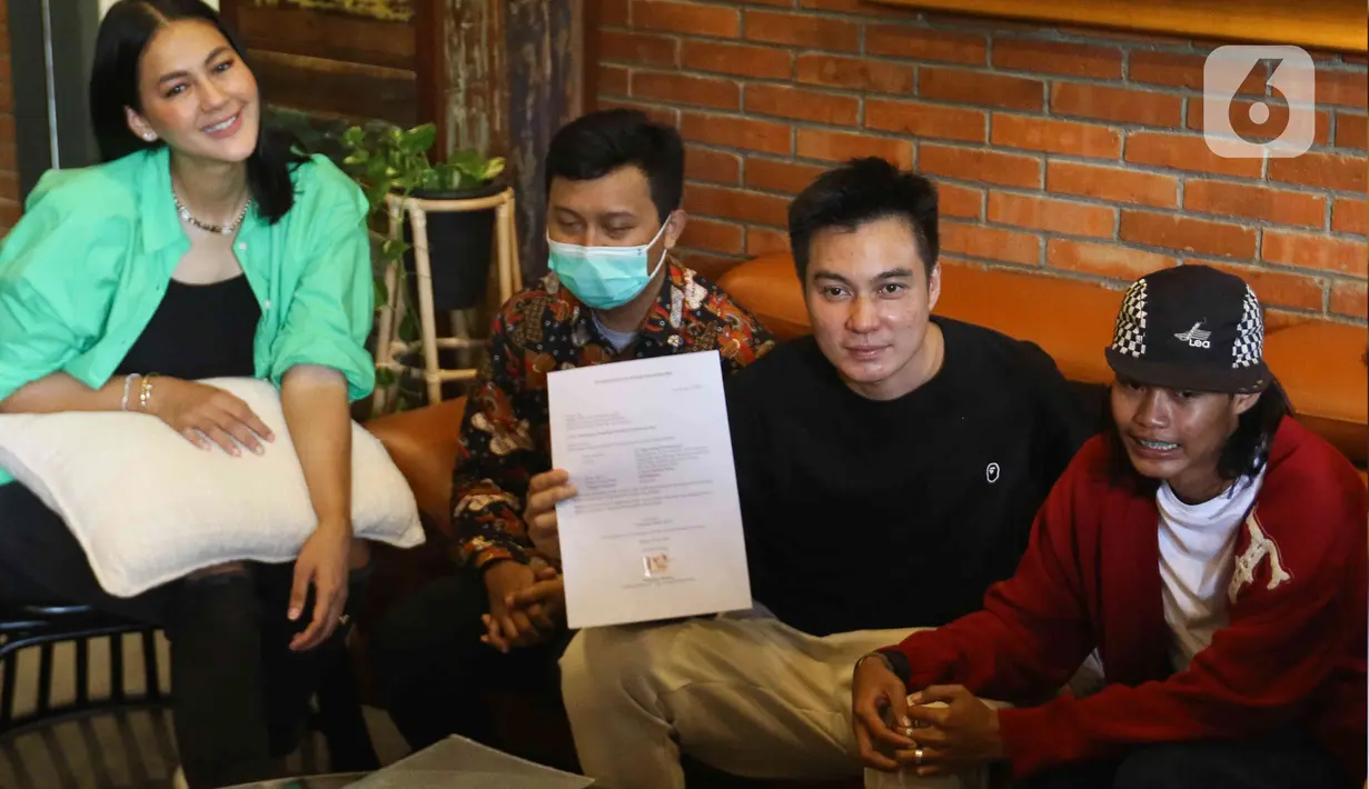 Baim Wong memperlihatkan surat peNcabutan kembali Citayam Fashion Week sebagai merek bisnisnya saat memberikan keterangan pers  di kawasan Tanah Kusir, Jakarta Selatan, Selasa (26/7/2022). Baim Wong dan Paula Verhoeven telah sepakat untuk mencabut Citayam Fashion Week yang telah didaftarkan di Pangkalan Data Kekayaan Intelektual (PDKI) Kemenkumham setelah menuai pro dan kontra.  (Liputan6.com/Herman Zakharia)