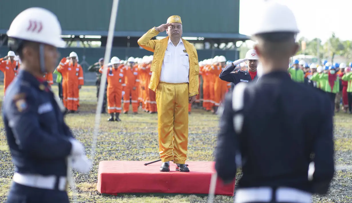 Kepala Divisi Formalitas SKK Migas, Didik Sasono Setyadi mengikuti upacara bendera HUT ke-74 RI di kilang JOB Pertamina-Medco EP Tomori Sulawesi, Sabtu (17/8/2019). Upacara ini  diikuti seluruh karyawan guna menumbuhkan rasa cinta Tanah Air. (Liputan6.com/Immanuel Antonius)