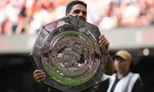 Manajer Arsenal Mikel Arteta memegang trofi setelah timnya memenangi laga final Community Shield antara Arsenal vs Manchester City di Cardiff, Wales, Minggu, 16 Agustus 2026. (AP Photo/Alastair Grant)