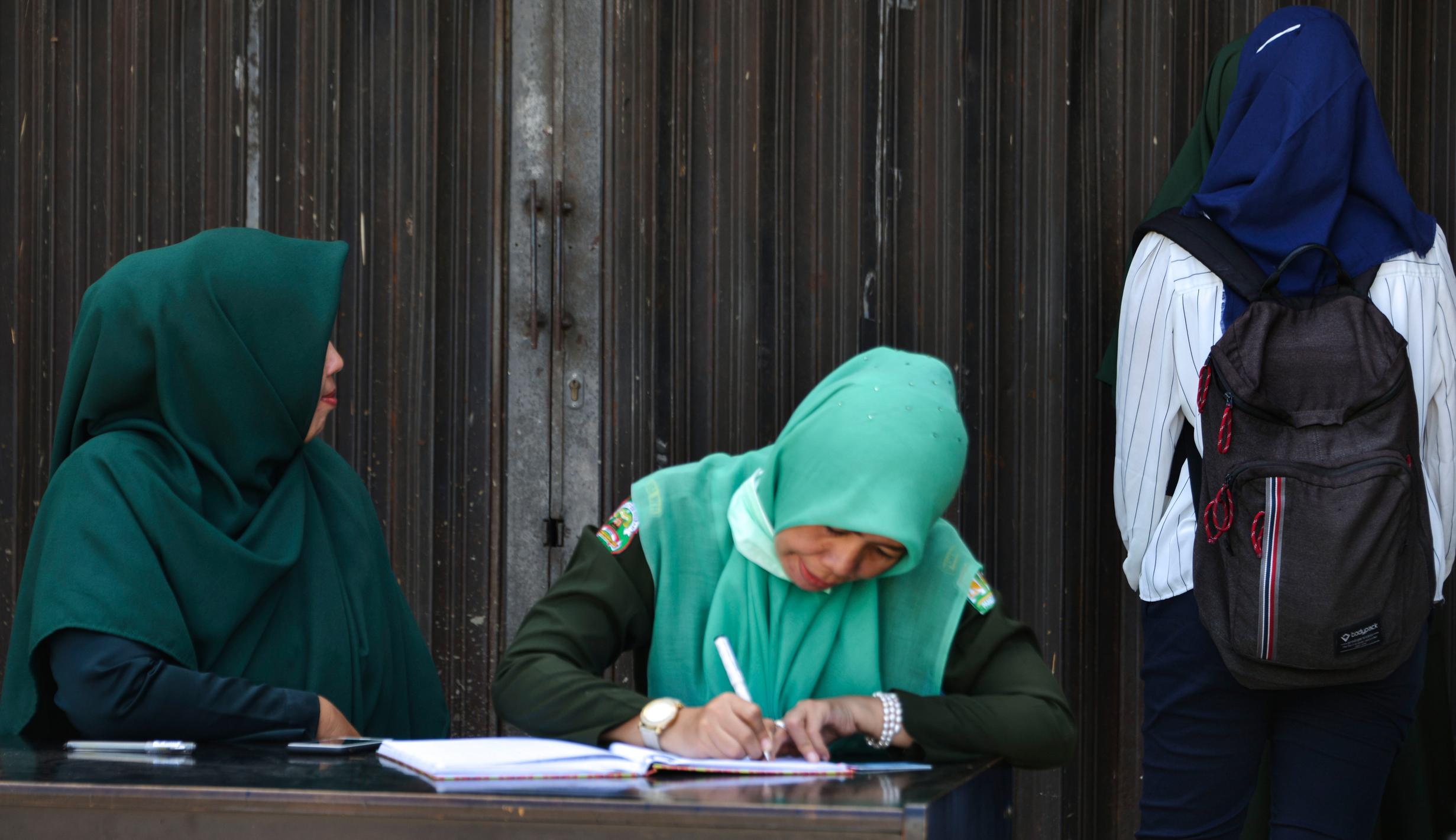 FOTO: Ada Razia Busana bagi Warga Aceh