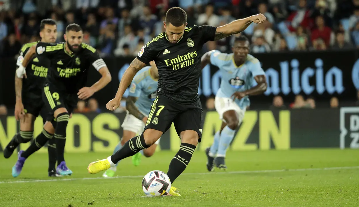 Real Madrid berpeluang menambah keunggulan pada menit ke-85 saat mendapat hadiah penalti. Eden Hazard sebagai algojo yang baru dimasukkan dua menit sebelumnya menggantikan Viniciuc Junior gagal mengkonversinya menjadi gol usai tendangannya mampu ditepis Agustin Marchesin dan bola rebound yang disambar Karim Benzma pun masih dapat dimentahkannya. (AP/Lalo R. Villar)