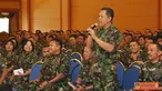 Citizen6, Surabaya: Setelah pengarahan diberikan oleh Wadan Kobangdikal Brigjen TNI (Mar) Sturman Panjaitan, acara dilanjutkan dengan sesian tanya jawab yang dilakukan oleh salah satu perwira Kobangdikal. (Pengirim: Penkobangdikal).