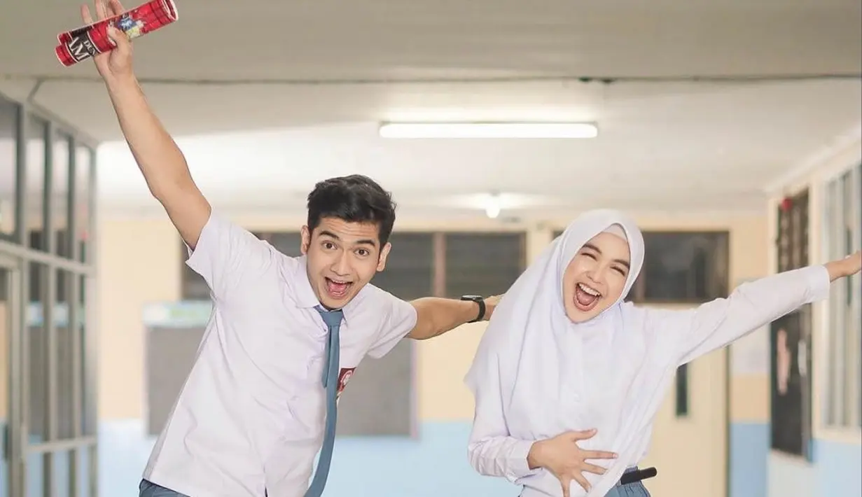 Konsep seragam SMA tampak dipilih Ria Ricis dan Teuku Ryan dalam foto prewedding mereka. [Instagram].