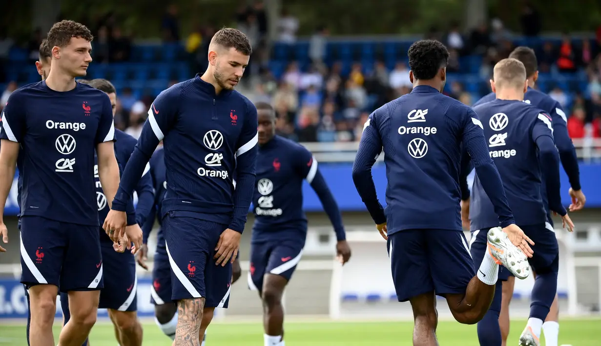 Para pemain Prancis menghadiri sesi latihan sebagai bagian dari persiapan tim untuk UEFA Nations League 2022-2023 di Clairefontaine-en-Yvelines, Senin (30/5/2022). Prancis yang menjuarai Nations League tahun lalu akan menjamu Denmark di Stade de France pada Sabtu, 4 Juni 2022 dini hari WIB. (FRANCK FIFE/AFP)