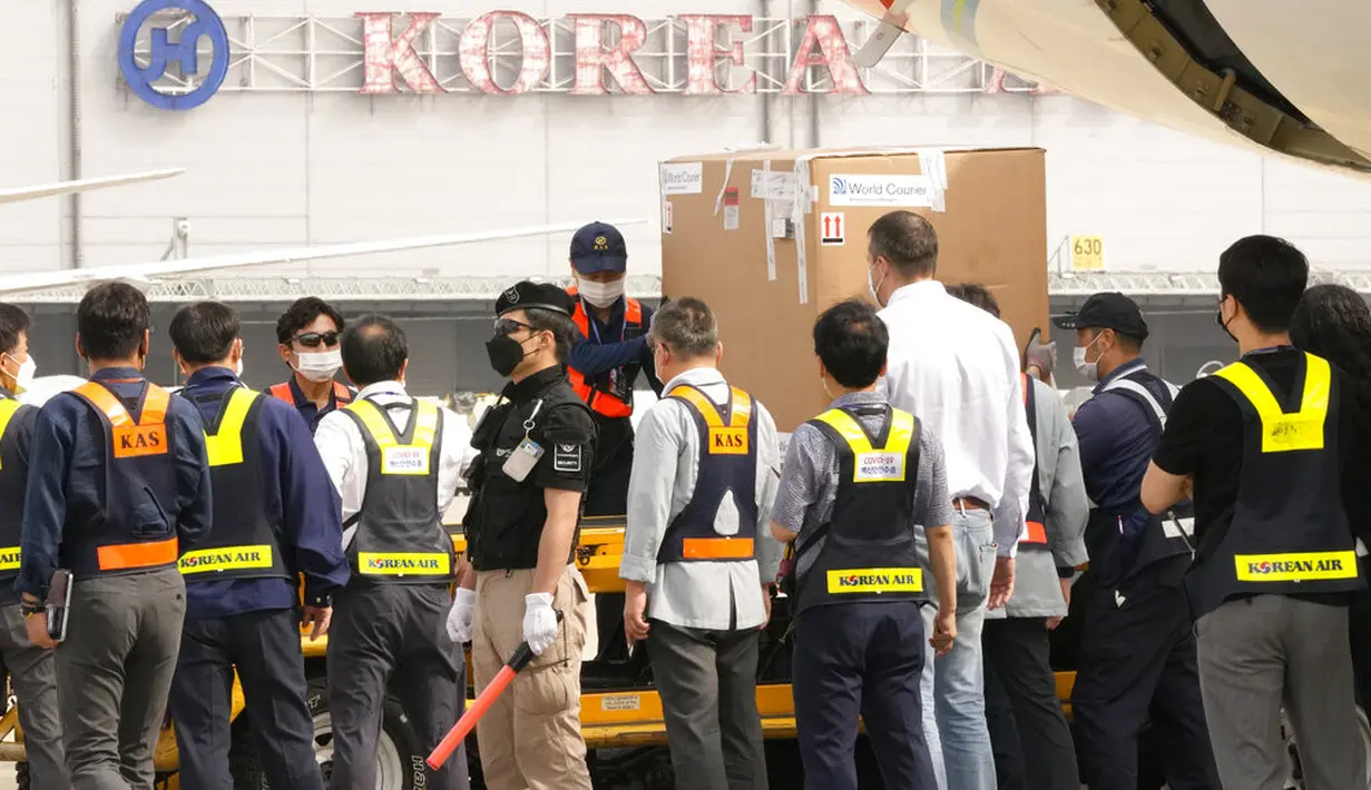 Sejumlah vaksin COVID-19 Pfizer yang dikirim oleh Israel dibongkar di Bandara Internasional Incheon di Incheon, Rabu (7/7/2021). Pemerintah Israel mengirim 700.000 dosis vaksin buatan Pfizer yang hampir kedaluwarsa ke Korea Selatan dalam kesepakatan pertukaran vaksin covid-19. (AP/Ahn Young-joon)