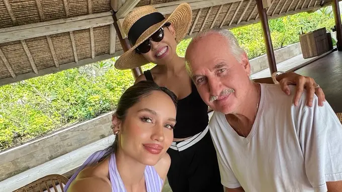 Cinta Laura saat Mengunjungi Orangtua di Bali dengan tampilan santai. [@claurakiehl]