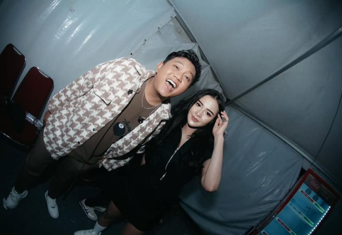 7 Potret Bella Bonita Temani Denny Caknan di Backstage, Bukti Kesetiaan yang Romantis