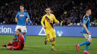 Pemain Barcelona Antoine Griezmann (tengah) melakukan selebrasi usai mencetak gol ke gawang Napoli pada pertandingan babak 16 besar Liga Champions di San Paolo Stadium, Naples, Italia, Selasa (25/2/2020). Pertandingan berakhir dengan skor 1-1. (Alfredo Falcone/Andrew Medichini)