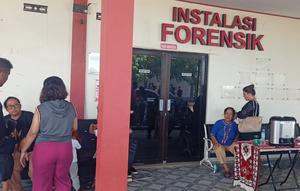 Suasana di Instalasi Forensik RS Bhayangkara Polda Kepulauan Riau, usai seorang polisi muda ditemukan tewas di barak Polda Kepri. (Liputan6.com/Ajang)