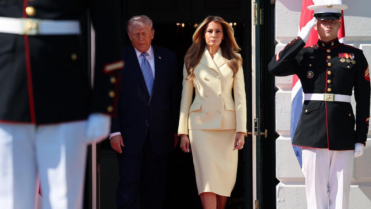 Melania Trump Berbusana Serba Kuning Saat Sambut Raja Charles di Gedung Putih, Sepatunya Curi Atensi
