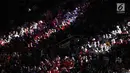 Penonton memadati tempat duduk jelang pembukaan Asian Games 2018 di Stadion Gelora Bung Karno, Senayan Jakarta, Sabtu (18/8). Dengan slogan "Energy of Asia", upacara pembukaan Asian Games mengusung budaya khas Indonesia. (Liputan6.com/ Fery Pradolo)
