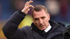 Leicester City kini tengah berada di ujung zona degradasi, yaitu posisi ke-17 klasemen Liga Inggris. Klub asuhan Brendan Rodgers baru berhasil meraih 11 poin dalam 12 laga yang mereka lalui. Situasi ini jelas membuat pria Irlandia Utara itu berada dalam tekanan besar. Ia harus segera membalikkan keadaan jika ingin mempertahankan pekerjaannya. (AFP/Oli Scarff)