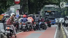 Sejumlah pengendara sepeda motor nekat melawan arah di jalur Transjakarta di Alteri Pondok Indah, Jakarta, Rabu (10/1/2024). (Liputan6.com/Angga Yuniar)