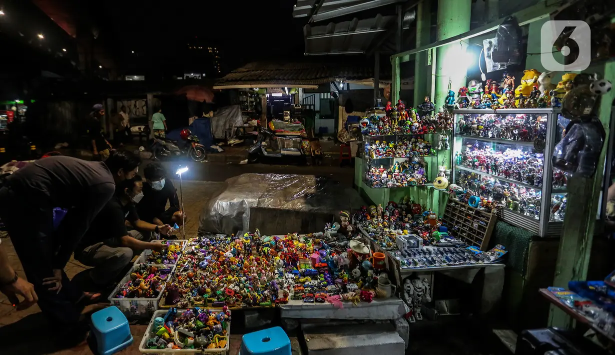 Pembeli mencari mainan di Pasar Loak Kebayoran Lama, Jakarta, Rabu (3/11/2021). Pasar Loak Kebayoran Lama tetep eksis di tengah maraknya situs jual beli online. Barang dagangan yang dijual mulai dari pakaian, tas, aksesori hingga elektronik. (Liputan6.com/Johan Tallo)