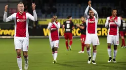 Bek tengah Belanda berusia 31 tahun, Mike van der Hoorn (kiri) yang kini tengah menjalani musim kedua bersama FC Utrecht tercatat pernah berseragam Ajax Amsterdam selama 3 musim mulai 2013/2014 hingga 2015/2016. Pada dua musim pertamanya ia menggunakan nomor punggung 6 dan berganti menjadi nomor 4 pada musim terakhirnya. Selama tiga musim berseragam Ajax ia hanya tampil dalam 49 laga di semua kompetisi dengan torehn 4 gol dan 1 assist. Karena minimnya kesempatan bermain, ia memilih hengkang ke Swansea City pada awal musim 2016/2017. (AFP/ANP/Olaf Kraak)