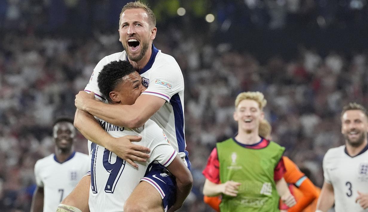 Selebrasi Striker Timnas Inggris, Harry Kane bersama Ollie Wwatkins merayakan kemenangan 2-1 atas Timnas Belanda usai berakhirnya laga semifinal Euro 2024 di Westfalenstadion, Dortmund, Jerman, Kamis (10/7/2024). (AP Photo/Martin Meissner)