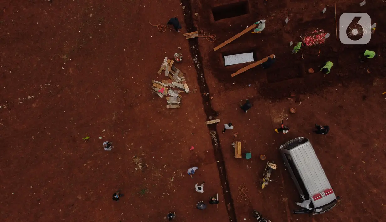 Foto udara memperlihatkan aktivitas pemakaman dengan protokol COVID-19 di TPU Pondok Ranggon, Jakarta, Sabtu (10/10/2020). Pemprov DKI Jakarta telah memperluas lahan TPU Pondok Ranggon sekitar 13.500 meter persegi untuk pemakaman jenazah dengan protokol COVID-19. (Liputan6.com/Helmi Fithriansyah)
