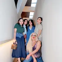 Dalam acara yang penuh kehangatan tersebut, Ashanty mengenakan paduan busana yang simpel namun tetap berkelas. [@ashanty_ash].