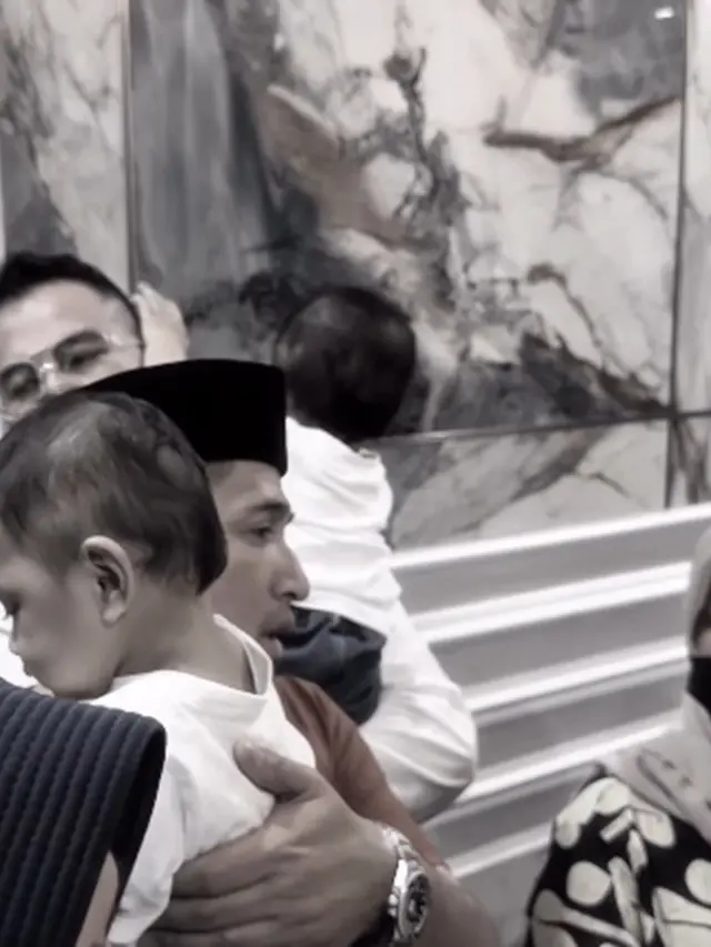 ⁠Potret Haru Anak-anak Kembar Mpok Alpa Digendong Raffi Ahmad dan Irfan Hakim di Rumah Duka