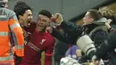 Penyerang Liverpool, Takumi Minamino (kiri) berselebrasi usai mencetak gol ke gawang Leicester City pada pertandingan perempat final Piala Liga Inggris di Stadion Anfield, Inggris, Kamis (22/12/2021). Liverpool menang adu penalti atas Leicester dengan skor 5-4. (AP Photo/Jon Super)