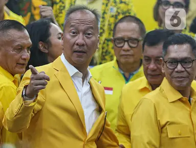 Pelaksana Tugas (Plt) Ketua Umum Partai Golkar, Agus Gumiwang Kartasasmita usai memberikan keterangan terkait hasil rapat pleno pengurus Dewan Pimpinan Pusat (DPP) Partai Golkar di Gedung Golkar Slipi, Jakarta Barat, Selasa (13/8/2024). (Liputan6.com/Angga Yuniar)