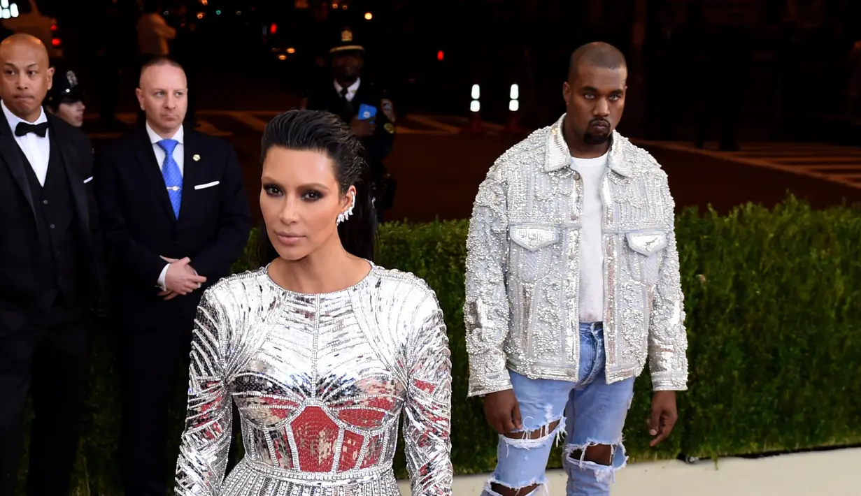 <p>Bintang reality TV, Kim Kardashian berpose saat menghadiri ajang Met Gala bertemakan 'Manus x Machina: Fashion In An Age of Technology' yang digelar di Metropolitan Museum of Art, New York, Senin (2/5). (LARRY BUSACCA/GETTY IMAGES NORTH AMERICA/AFP)</p>