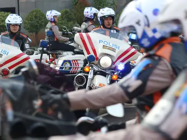 Sejumlah Polisi Wanita beraksi dengan Motor gedenya menunjukkan safety Riding yang benar dan aman saat apel di Korlantas Polri, Jakarta, Selasa (9/5). Jelang Bulan Ramadhan korlantas gelar Pasukan Operasi Patuh Jaya 2017. (Liputan6.com/Helmi Afandi)