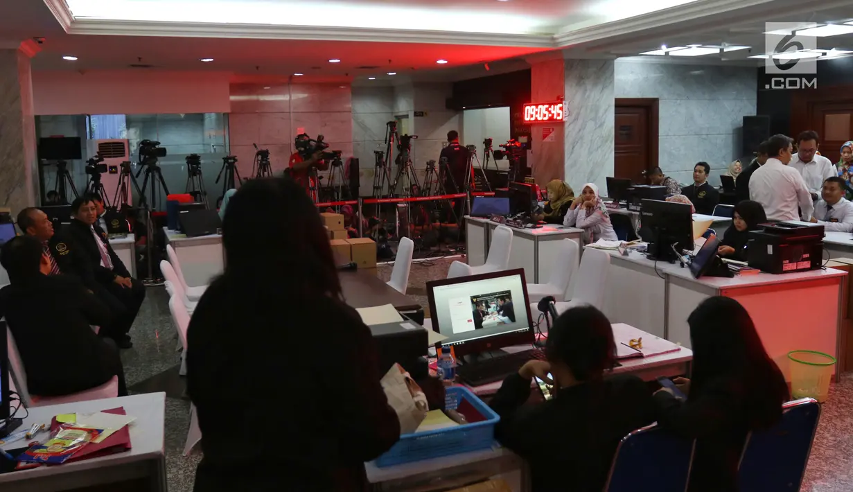 Suasana pendaftaran pengajuan gugatan hasil Pemilu 2019 di Gedung Mahkamah Konstitusi, Jakarta, Jumat (24/5/2019). Batas akhir pengajuan gugatan hasil Pileg 2019 pada Jumat, 24 Mei pukul 01.46 WIB, sementara untuk Pemilu Presiden ditutup pada Jumat, 24 Mei pukul 24.00 WIB. (LiPutan6.com/Johan Tallo)