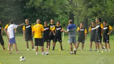 24 pelatih lokal mengikuti kursus kepelatihan lisensi B AFC di Sawangan, Depok, Jawa Barat (5/12/2014). (Liputan6.com/Helmi Fithriansyah)