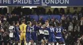 Sejumlah pemain Chelsea dan Tottenham Hotspur saling bersitegang dalam laga lanjutan Liga Inggris 2024/2025 yang berlangsung di Stamford Bridge, London, Kamis (03/04/2025) waktu setempat. (AP Photo/Ian Walton)