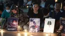 Sejumlah poster yang dibawa simpatisan masyarakat turut mewarnai aksi solidaritas dan doa bersama untuk korban kebakaran hutan dan lahan (karhutla) di Tugu Proklamasi, Jakarta, Senin malam (19/10/2026). (KLY/Budy Santoso)