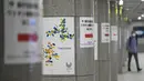 Tanda-tanda menuju tempat vaksin ditempatkan di kolom stasiun kereta bawah tanah di Tokyo, Selasa (22/6/2021). Ibu kota Jepang mengkonfirmasi lebih dari 430 kasus virus corona baru pada hari Selasa. (AP Photo/Eugene Hoshiko)