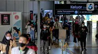 Sejumlah penumpang usai menaiki KRL di Stasiun Tanah Abang, Jakarta, Sabtu (19/9/2020). KRL akan beroperasi mulai pukul 04.00 hingga pukul 20.00 WIB, dengan kereta-kereta pemberangkatan pertama memasuki wilayah DKI Jakarta sekitar pukul 05:00 WIB. (Liputan6.com/Faizal Fanani)