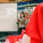 Financial Controller AXA Mandiri Sisca Wirjawan memberikan paparan perencanaan keuangan kepada pelaku UMKM di Bogor, Jawa Barat, Selasa (23/8/2022). (Liputan6.com/HO)