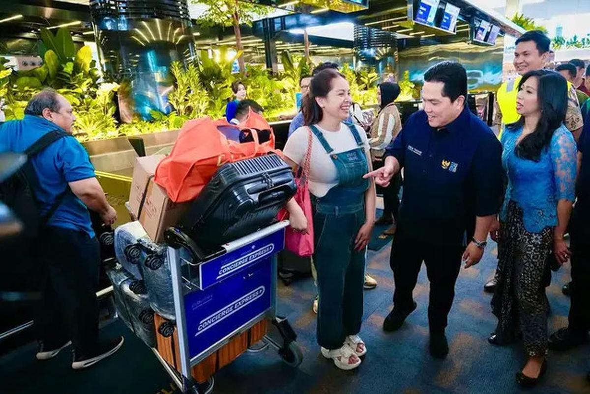 Disebut Saltum, Nagita Slavina Kenakan Overall Pants Rp43 Jutaan Saat Dampingi Raffi Ahmad Melihat Terminal 3 Bandara Soetta