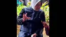 Dengan kerudung abu-abu dan baju serba hitam, Walikota Risma memutuskan untuk berkantor sementara di Bandara Juanda, Surabaya, Rabu (31/12/2014). (Liputan6.com/Johan Tallo)